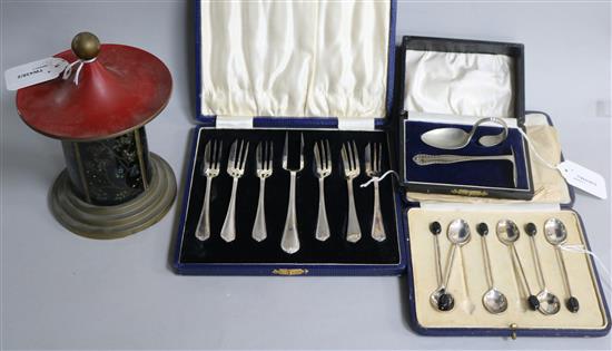 A set of six bean end coffee spoons and sundry items,